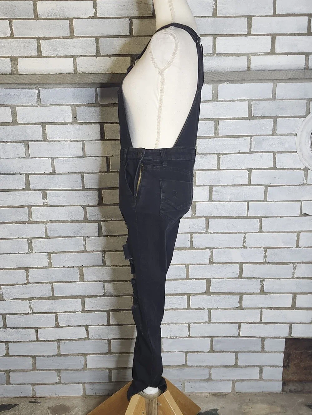 • Dollhouse Junior’s Distressed Denim Jean Skinny Leg Overalls Size 7 Black